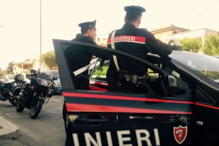 due carabinieri per strada con la loro volante