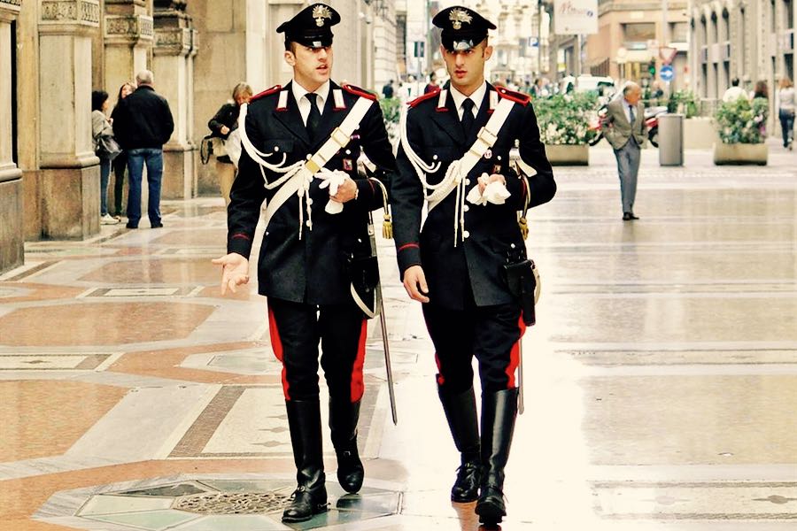 carabinieri in galleria Vittorio Emanuele a Milano