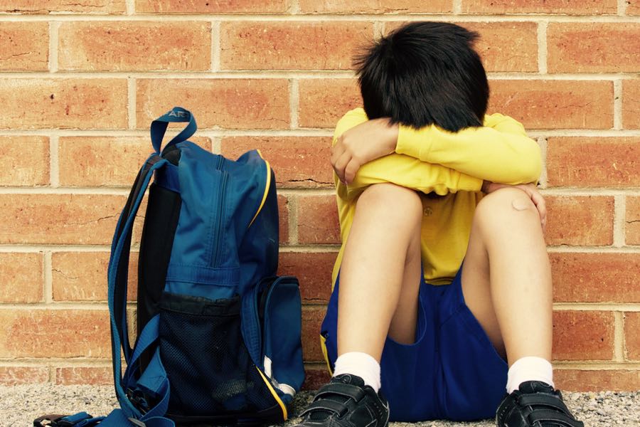 un bambino vittima di bullismo a scuola