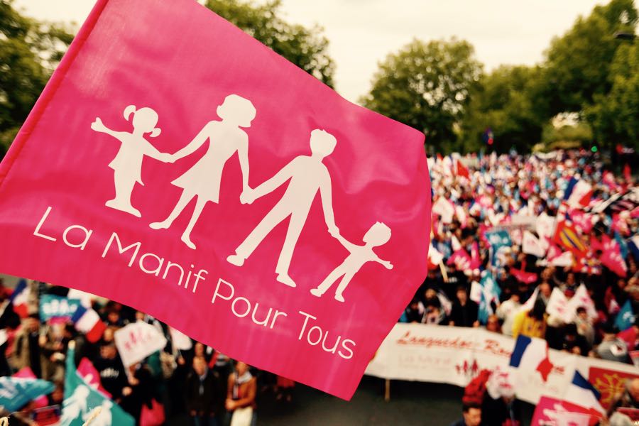 bandiere pro-famiglia della Manif pour Tous