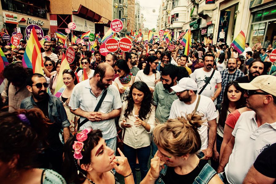 manifestanti alla marcia del gay pride di istanbul
