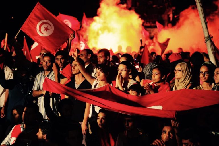 manifestanti in piazza in tunisia anche di notte