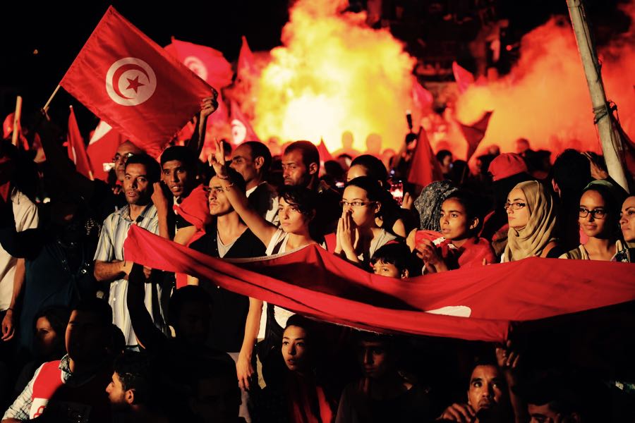 manifestanti in piazza in tunisia anche di notte