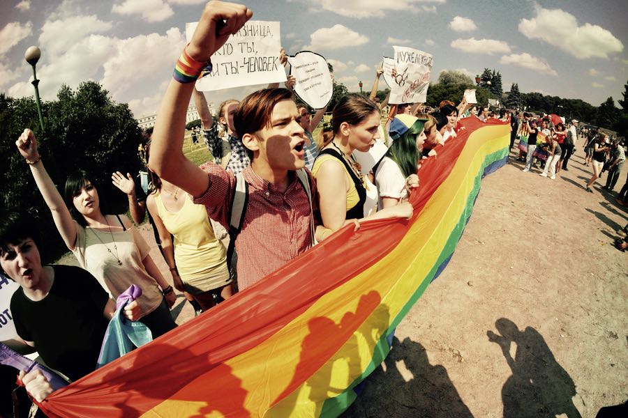 manifestanti lgbt a san pietroburgo in russia