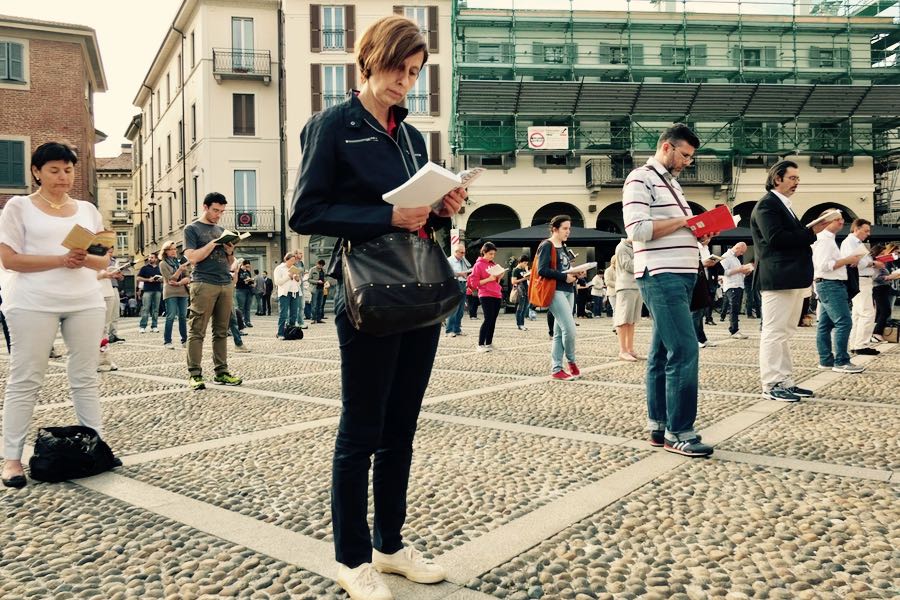 Le Sentinelle in piedi si dividono. E attaccano il papa