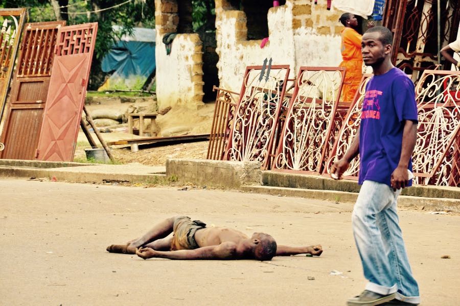 cadavere di un uomo morto di ebola in Nigeria