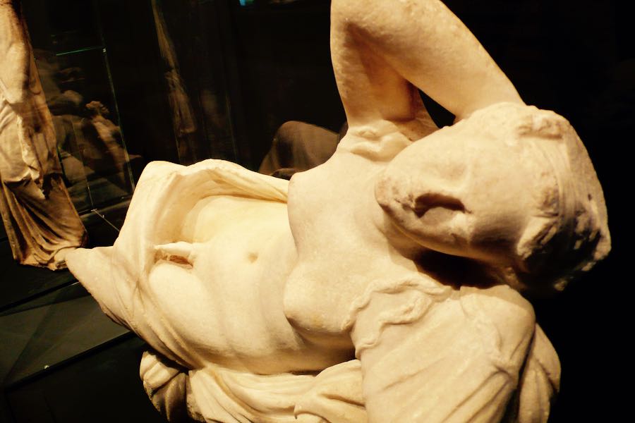 statua di marmo di Ermafrodito trovata a Pompei
