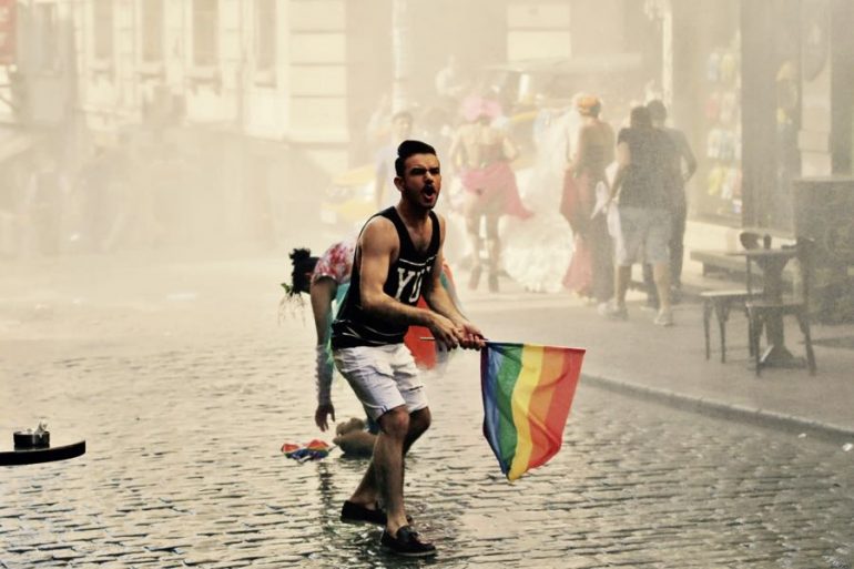 cannoni ad acqua contro il Pride di Istanbul