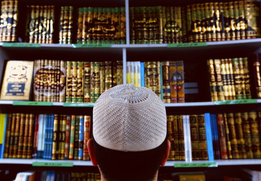 libreria con opere di diritto islamico
