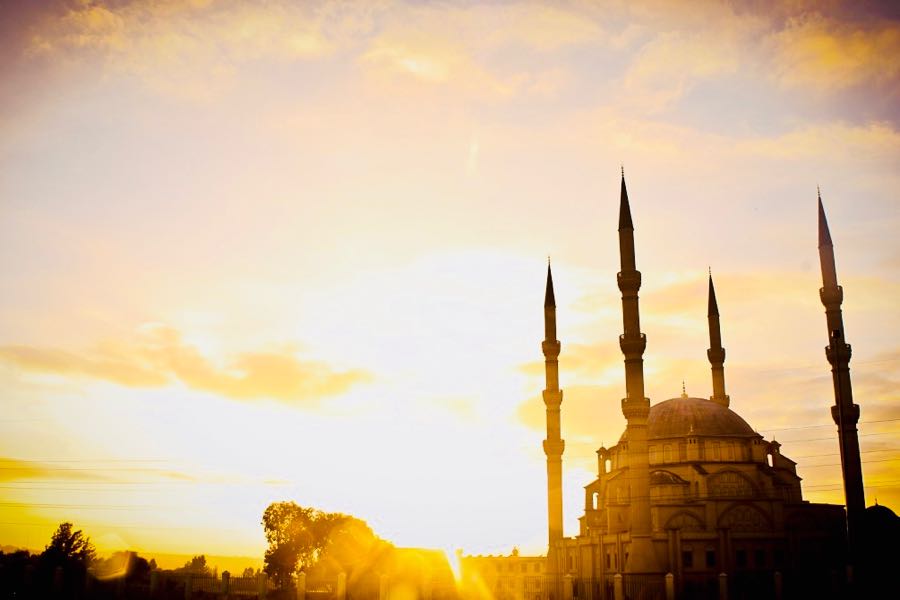 moschea nella luce del sole che sorge