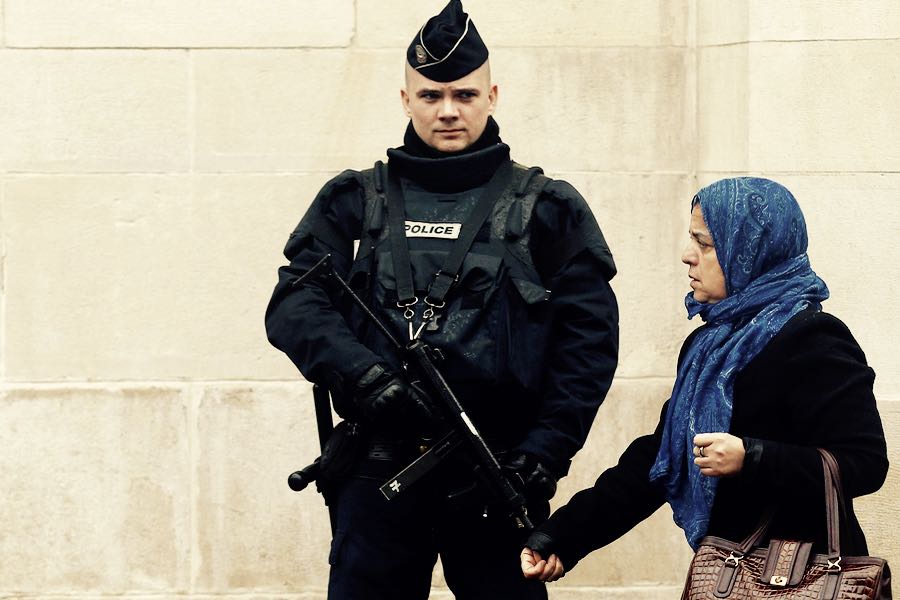 poliziotto e musulmana alla moschea di parigi