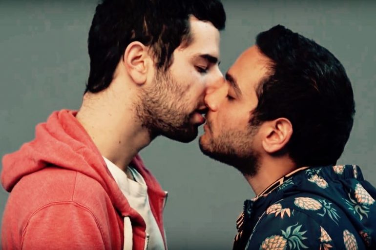bacio tra arabo e ebreo per TimeOut TelAviv
