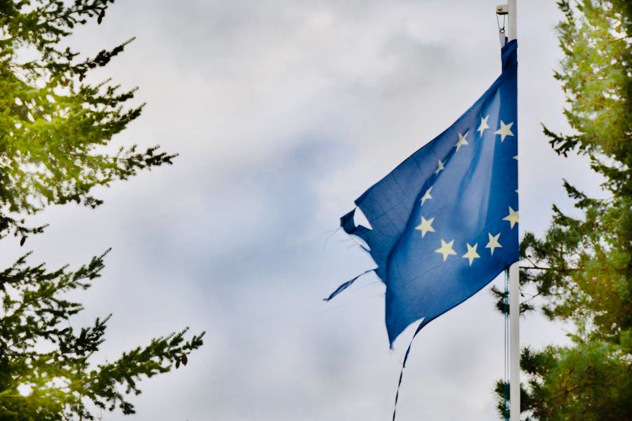 bandiera della unione europea strappata