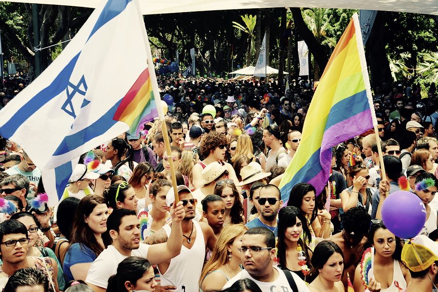 manifestanti al Gay Pride di Tel Aviv nel 2012