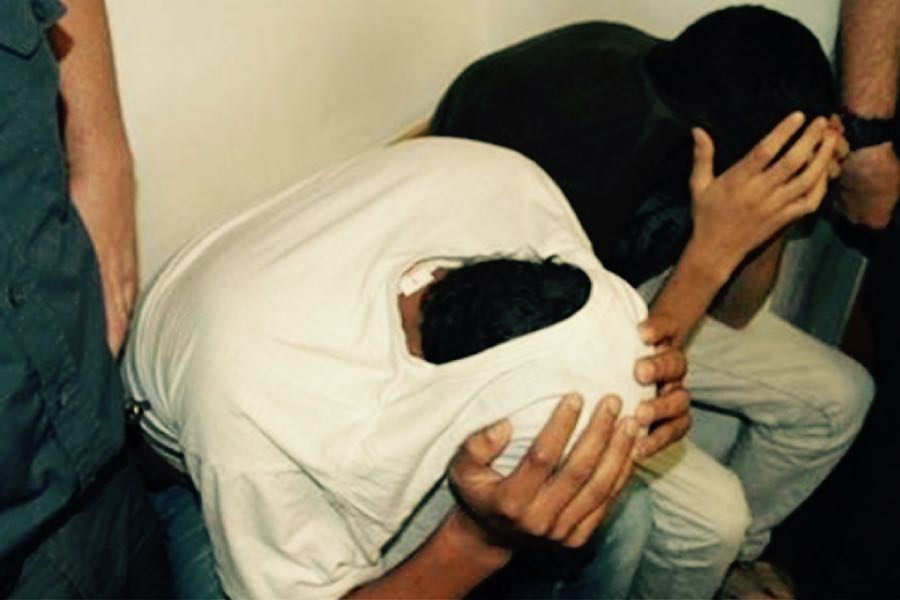 Arresti di massa: “travestiti” in Egitto, gay in Camerun