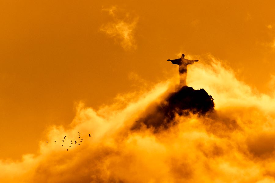 il Cristo Redentore di Rio de Janeiro tra le nuvole