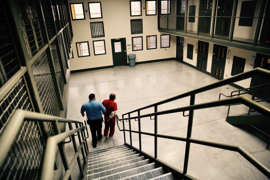 agente e detenuto in un carcere privato USA