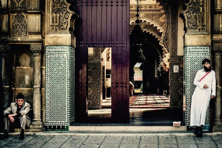 all'ingresso della grande moschea di tangeri
