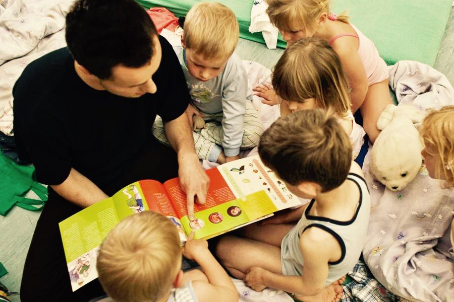 educatore uomo con bambini dell'asilo