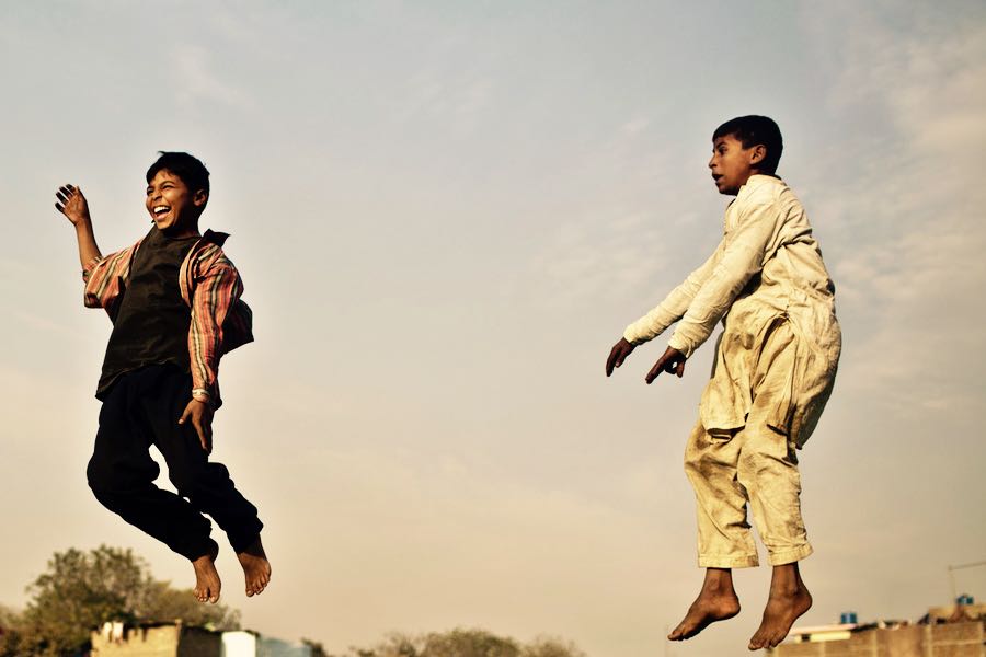 ragazzi giocano su un trampolino a islamabad
