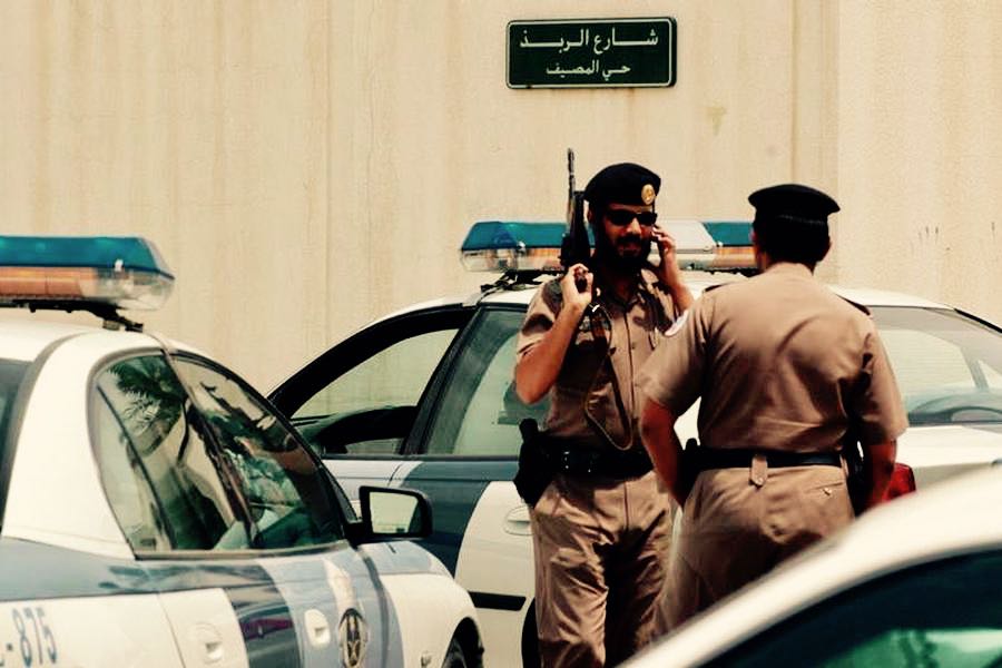 volanti e agenti della polizia saudita in servizio