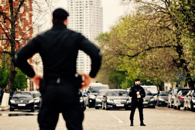 due agenti delle forze di sicurezza cecene