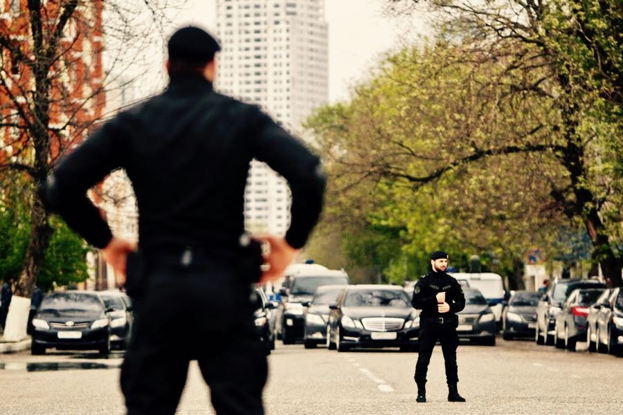 due agenti delle forze di sicurezza cecene