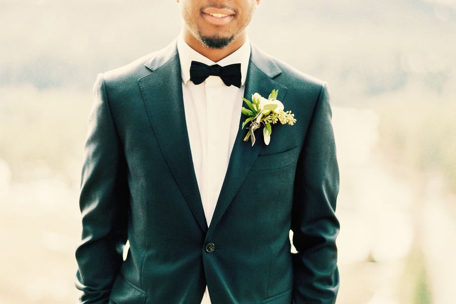 nigeriano in abiti da sposo prima del matrimonio