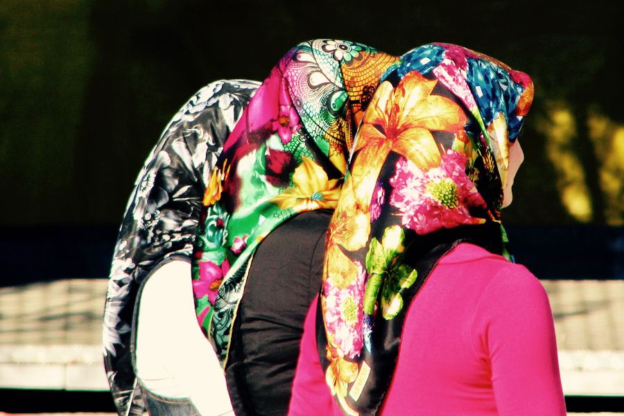 ragazze musulmane indossano veli colorati