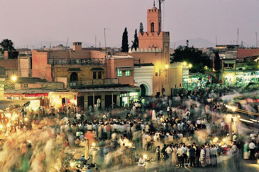 sera nella piazza principale di fes in marocco