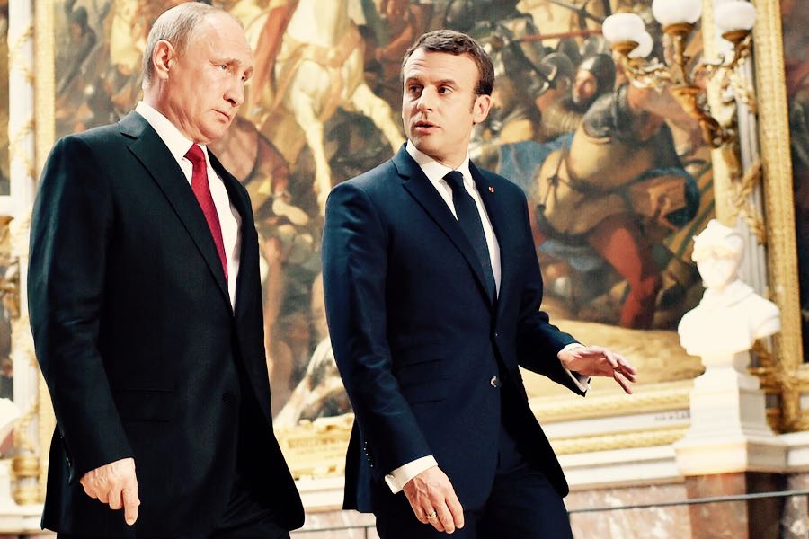 vladimir putin e emmanuel macron a versailles