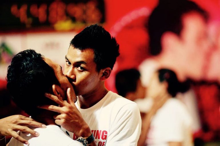 bacio di una coppia omosessuale thailandese
