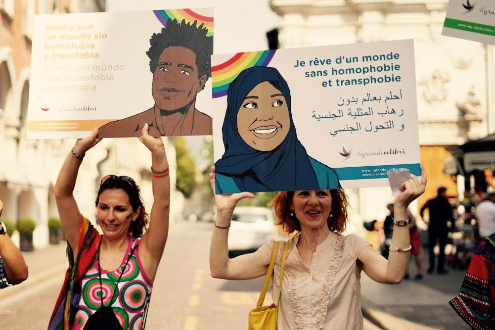 cartelli contro l'omofobia al Brescia Pride