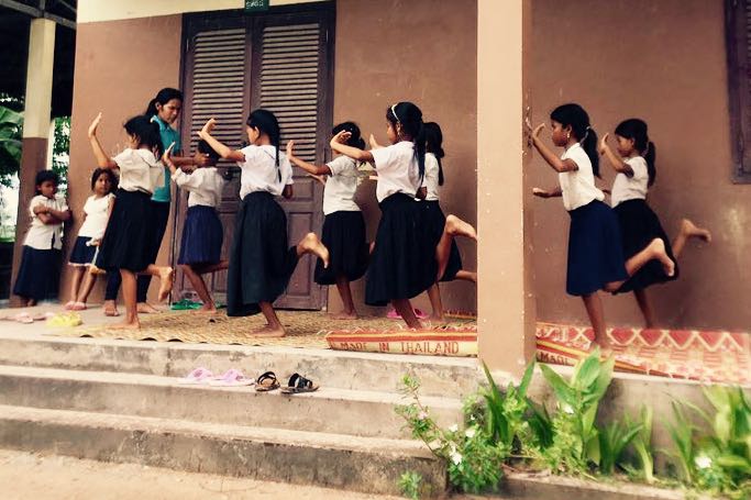 giovani studentesse in una scuola cambogiana
