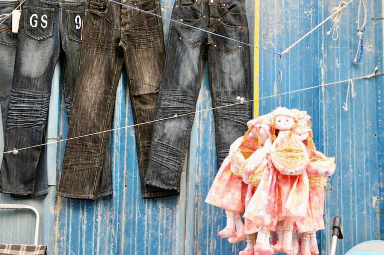 jeans e bambole di pezza nella medina di tunisi