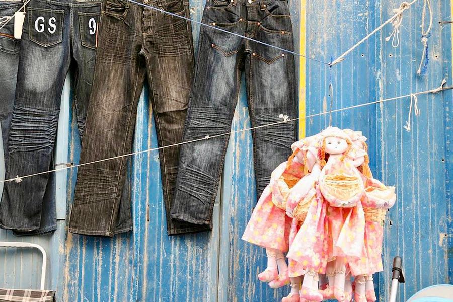 jeans e bambole di pezza nella medina di tunisi