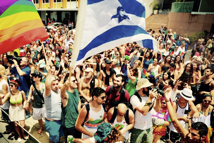 manifestanti al Gay Pride di Tel Aviv nel 2016