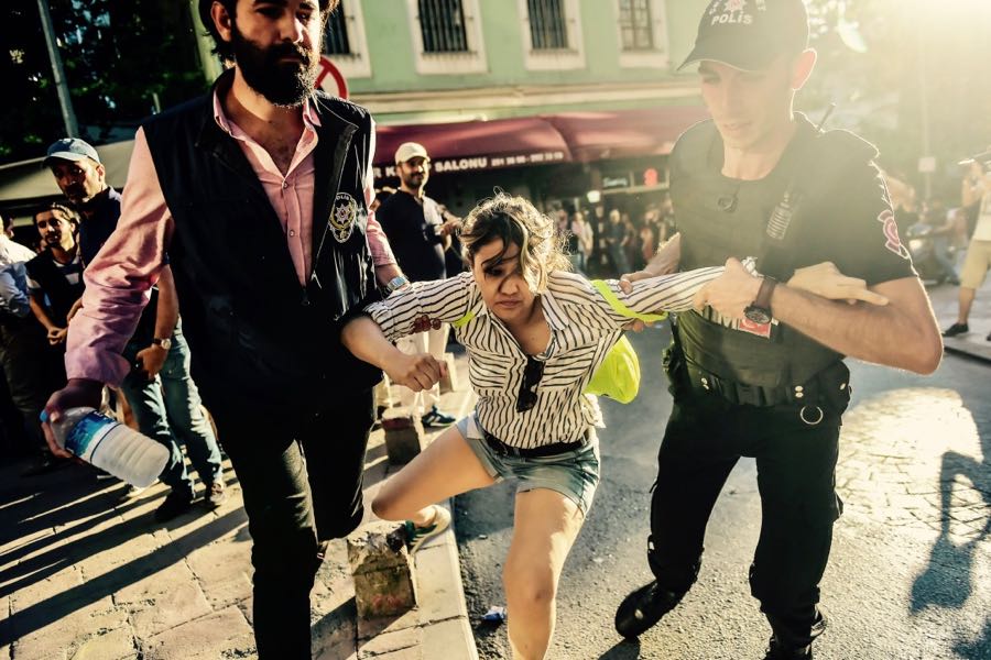 poliziotti turchi arrestano una attivista LGBTQIA