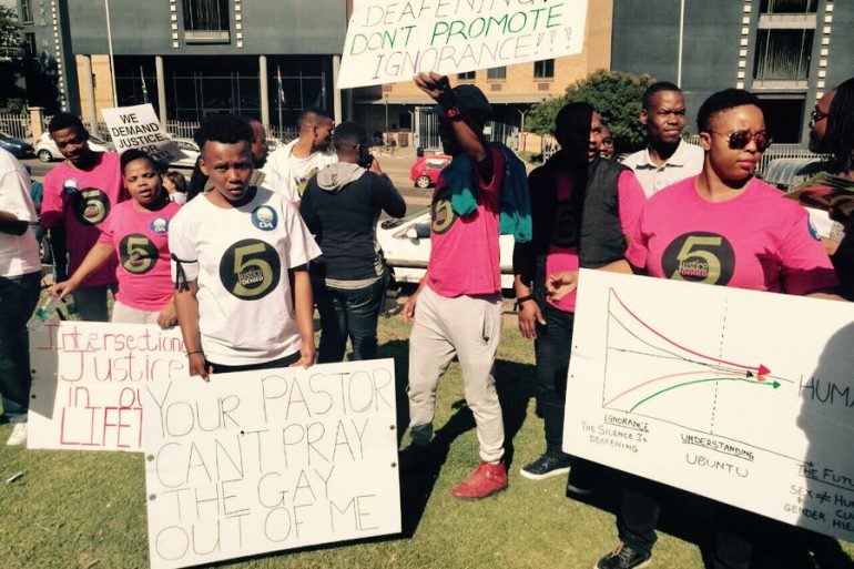protesta lgbt contro la polizia a pretoria