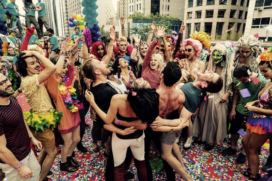 scena di Sense8 al Pride di Sao Paulo in Brasile