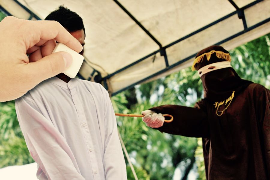 adultero frustato in pubblico a Aceh in Indonesia
