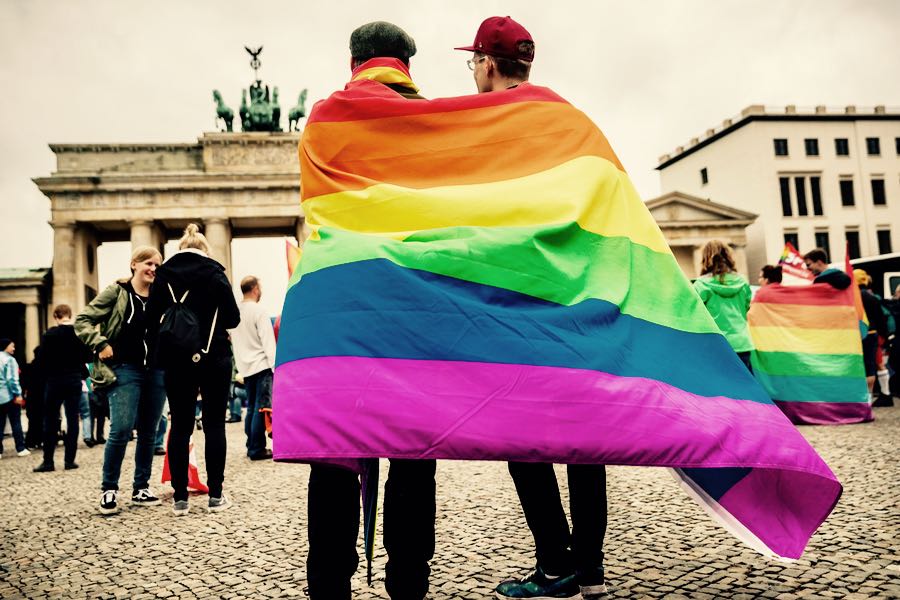 coppia gay davanti alla Porta di Brandeburgo