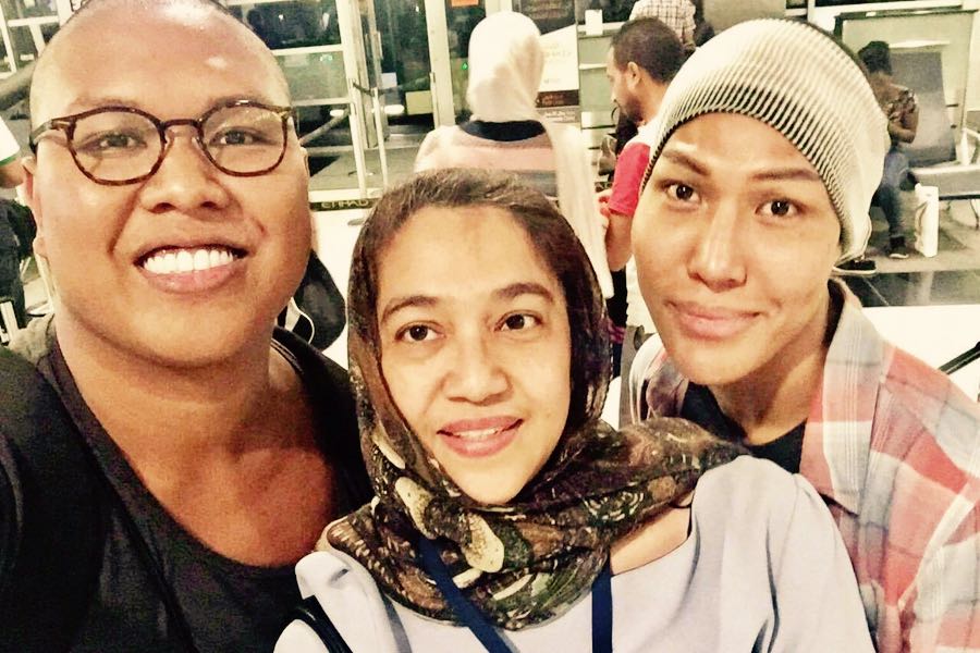 Fadli e Nur con una impiegata della ambasciata