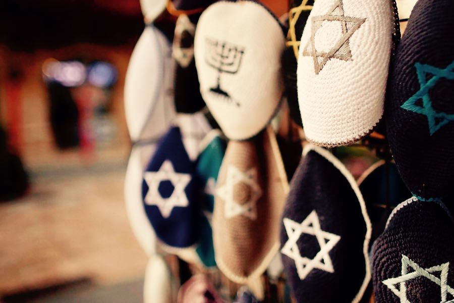 alcune kippah esposte in un negozio ebraico