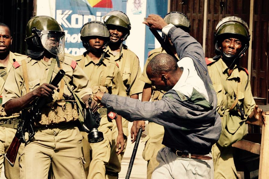 alcuni membri delle forze dell'ordine in Tanzania