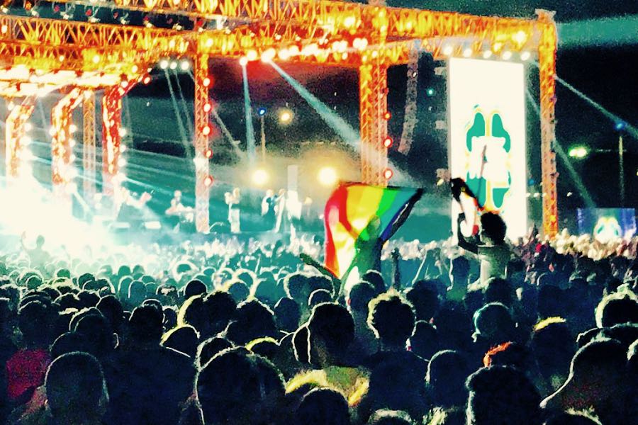 bandiere rainbow al concerto dei mashrou leila