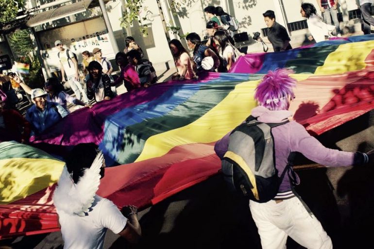 manifestanti al pride di quito in ecuador