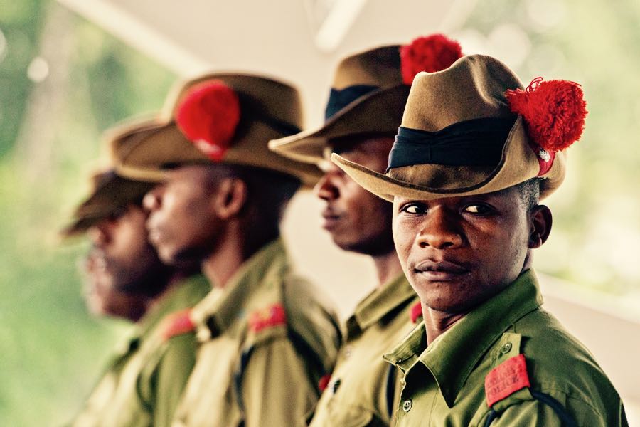poliziotti tanzaniani in uniforme da parata