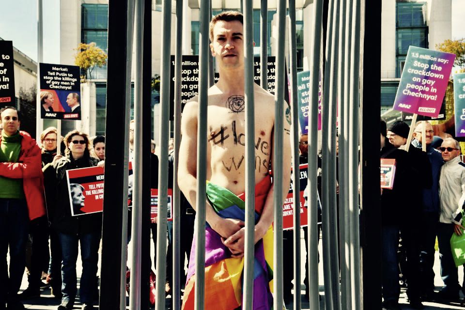 protesta per la persecuzione antigay in Cecenia