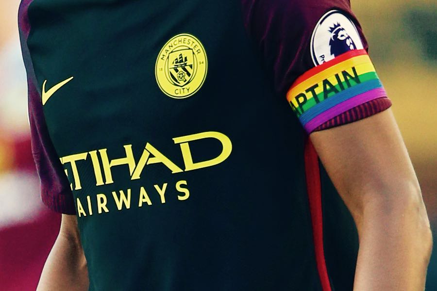 capitano del manchester con fascia arcobaleno